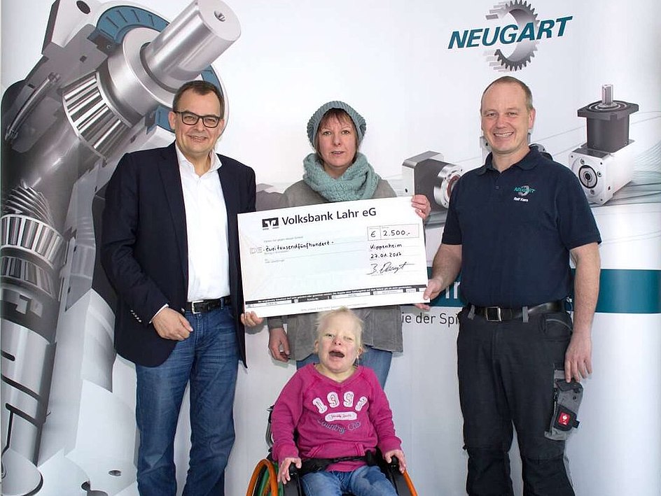 Neugart präsentiert Alina Manke und ihre Mutter mit einer Spende für ihre Reittherapie